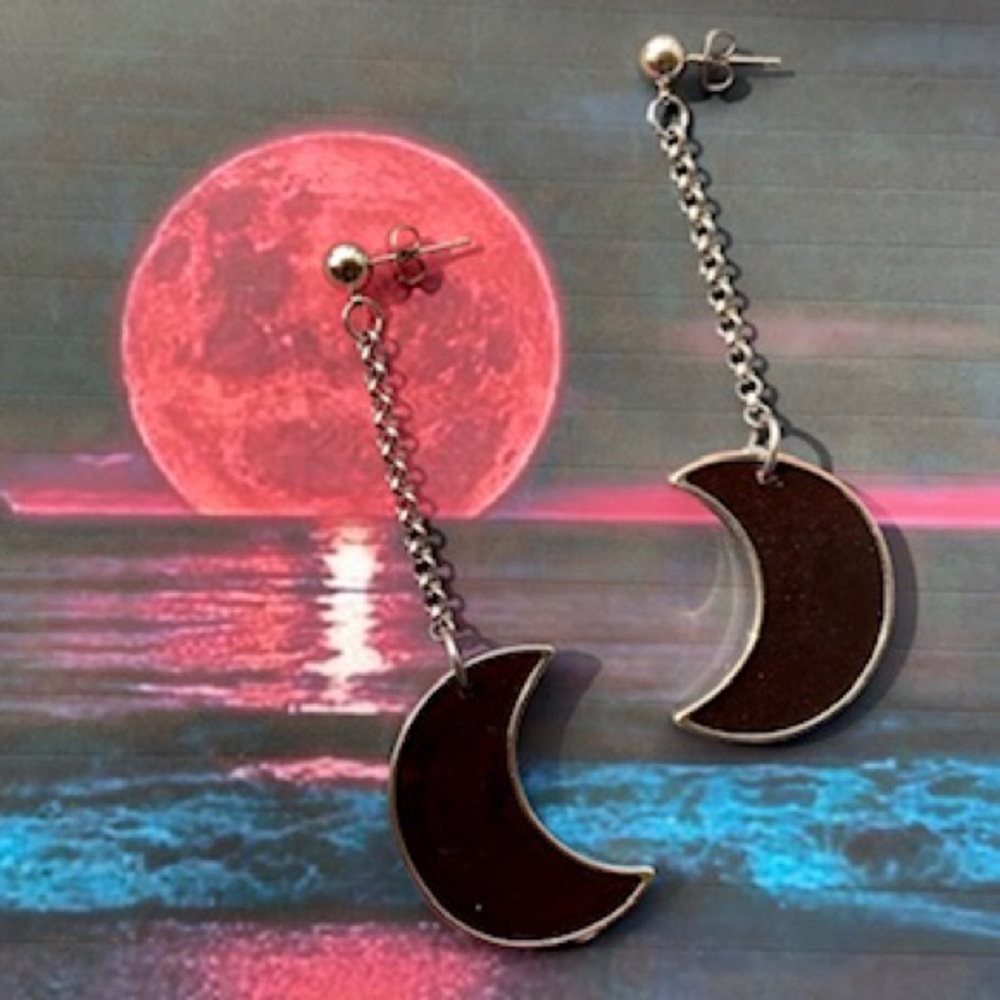Dark Red resin & glitter crecent moon earrings - Picture 4 of 12